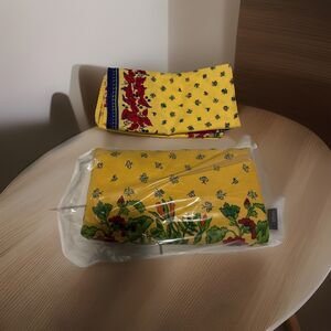 Williams Sonoma Yellow Bee Tablecloth and 4 napkin Rectangle French Country NWOT